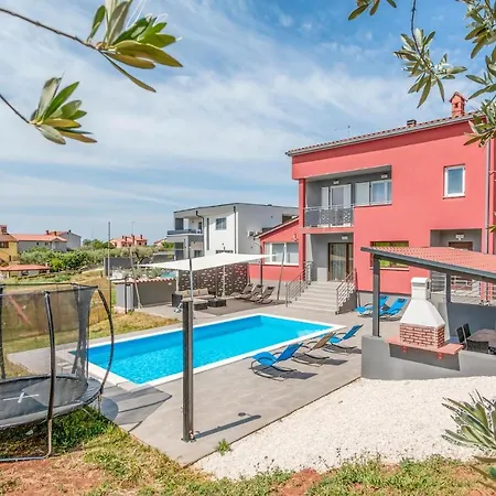 Gorgeous In With Outdoor Swimming Pool Holiday home *