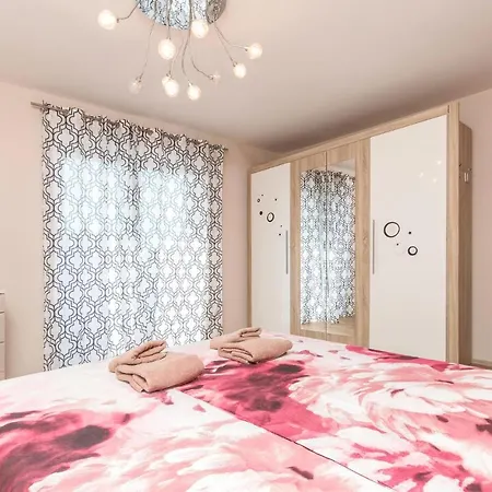 Holiday home Gorgeous In With Outdoor Swimming Pool