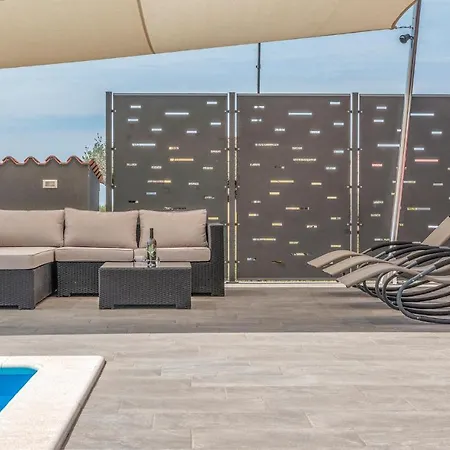Gorgeous In With Outdoor Swimming Pool Holiday home *